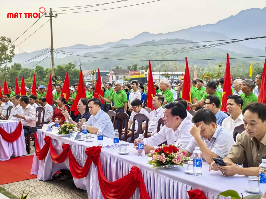 Các đại biểu tham dự Lễ phát động trồng và tiêu thụ nông sản sạch của hội nông dân thành phố Huế