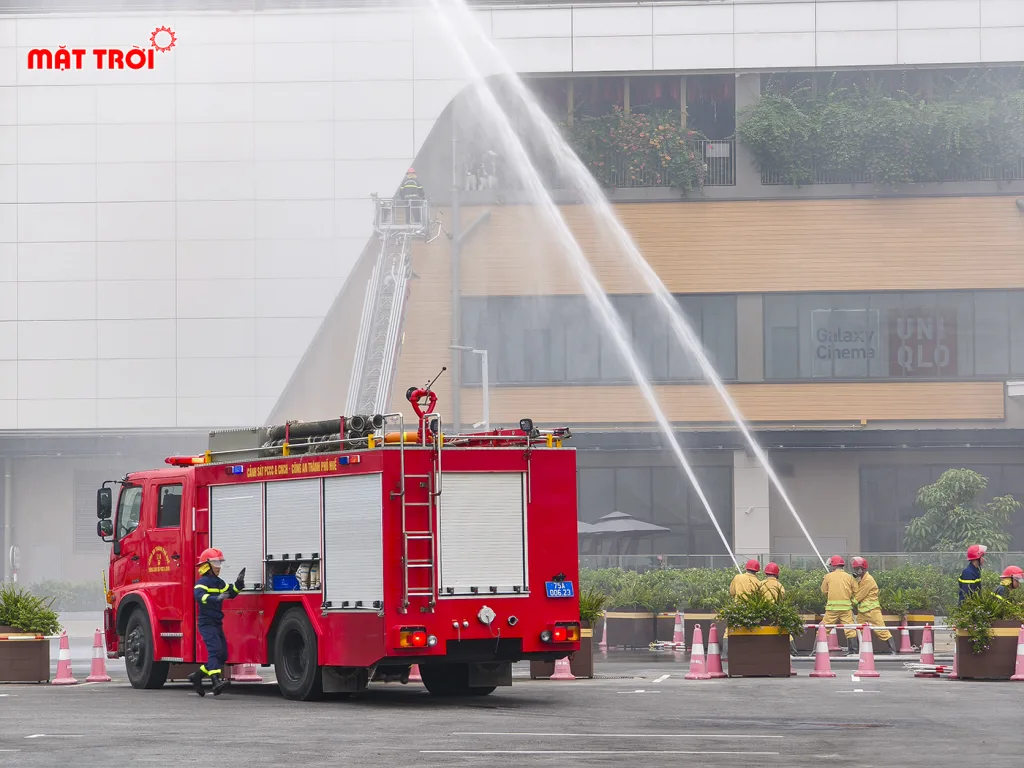 Xe chữa cháy chuyên dụng và các chiến sỹ phòng cháy chữa cháy giả định cứu người bị nạn ở vị trí cao