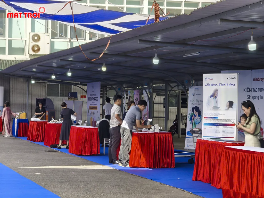 Bàn ghế bọc khắn trải thảm chuyên nghiệp tại khu trưng bài của hội nghị