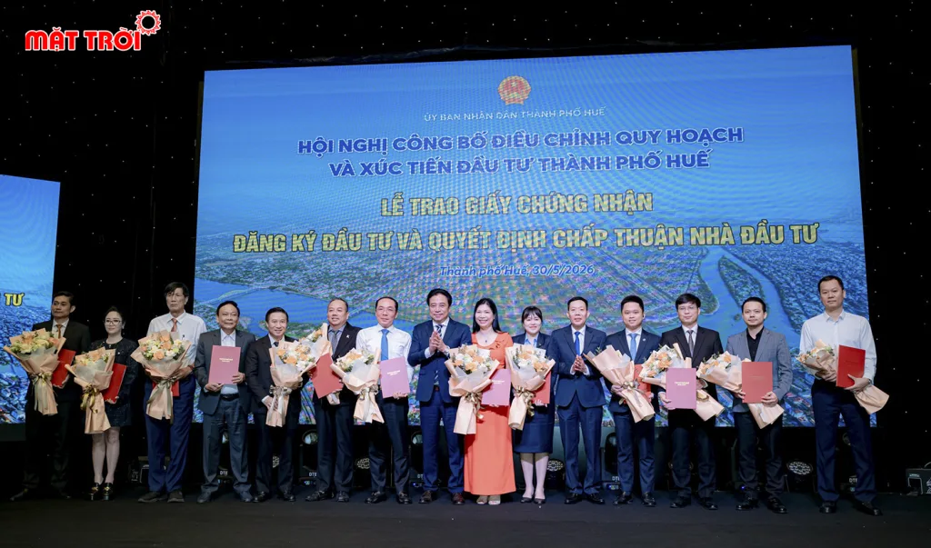 Lãnh đạo thành phố trao Giấy chứng nhận đăng ký đầu tư và Quyết định chấp thuận nhà đầu tư cho các dự án trọng điểm