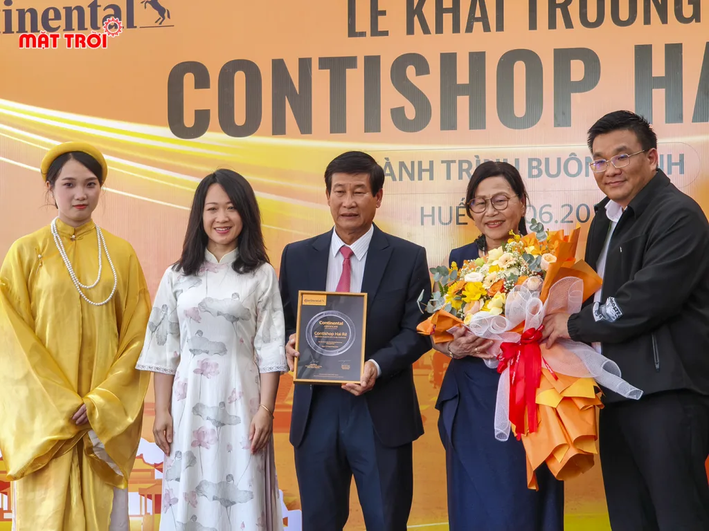 Đại diện Continental trao bằng chứng nhận cho Công ty CP Hai Rê