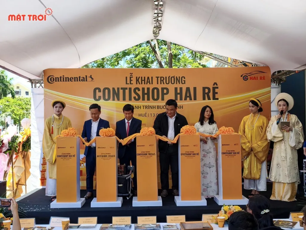 Dại diện Continental châu Á Thái Bình Dương, ban lãnh đạo Moveo Plus và Công ty CP Hai Rê cắt băng khánh thành Contishop Hai Rê.
