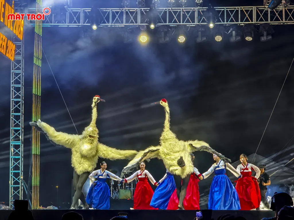 Tiết mục múa của Vũ đoàn Park Sang-Yong Yung (Busan, Hàn Quốc) tại Tuần lễ âm nhạc quốc tế Huế