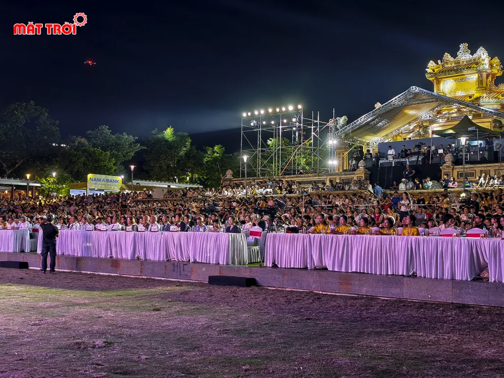 Rất đông đại biếu và người dân đến theo dõi