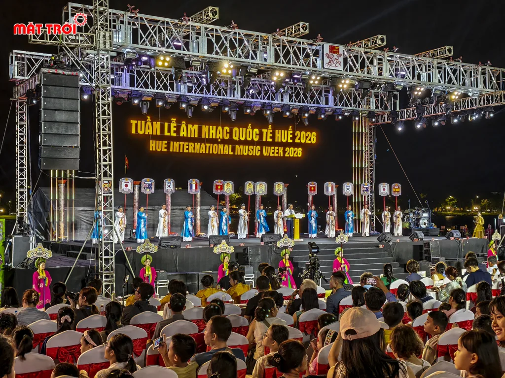 Ông Trần Hữu Thùy Giang Phó Chủ tịch UBND thành phố Huế phát biểu tại đêm khai mạc