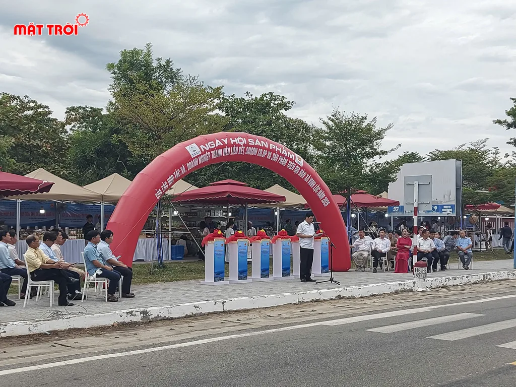 Cổng hơi, bục cắt băng khai mạc do sự kiện Mặt Trời bố trí