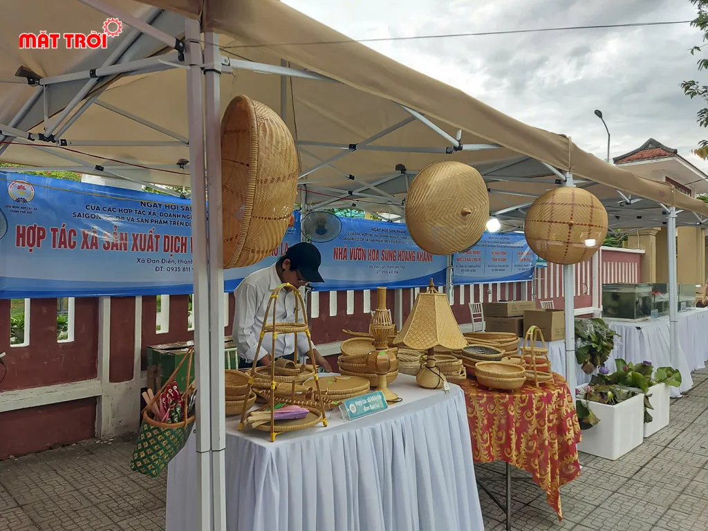 Gian hàng của làng nghề thủ công mây tre đan Bao La tại ngày hội