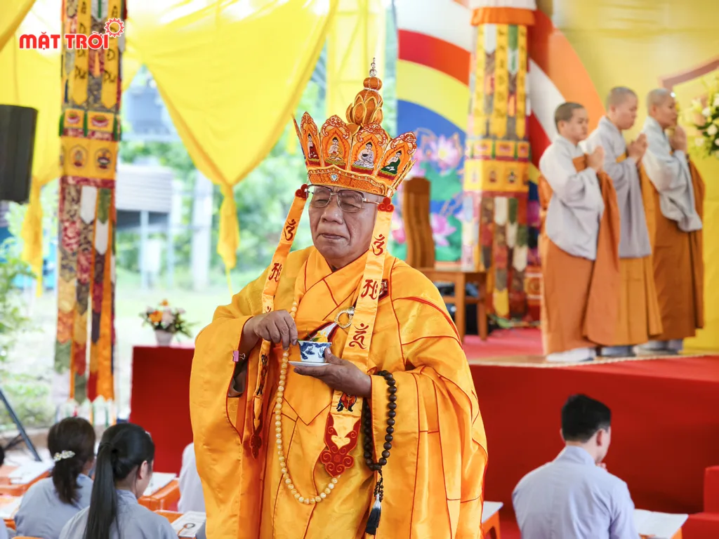 Hòa thượng Thích Trí Tựu chủ trì chính buổi lễ