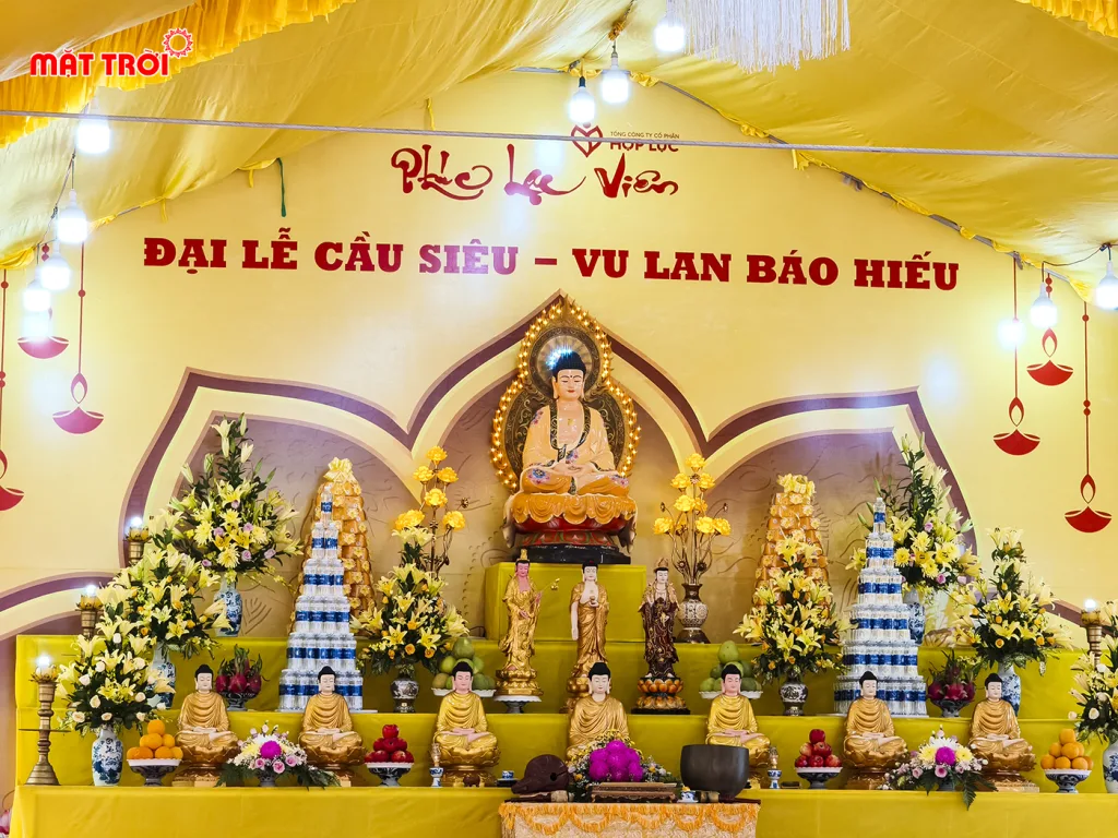 Các tượng phật được trang trí trang nghiêm tại Đại lễ Cầu siêu vu lan báo hiếu