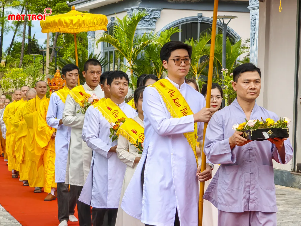 Đoàn rước tăng ni tiến vào khu vực làm lễ