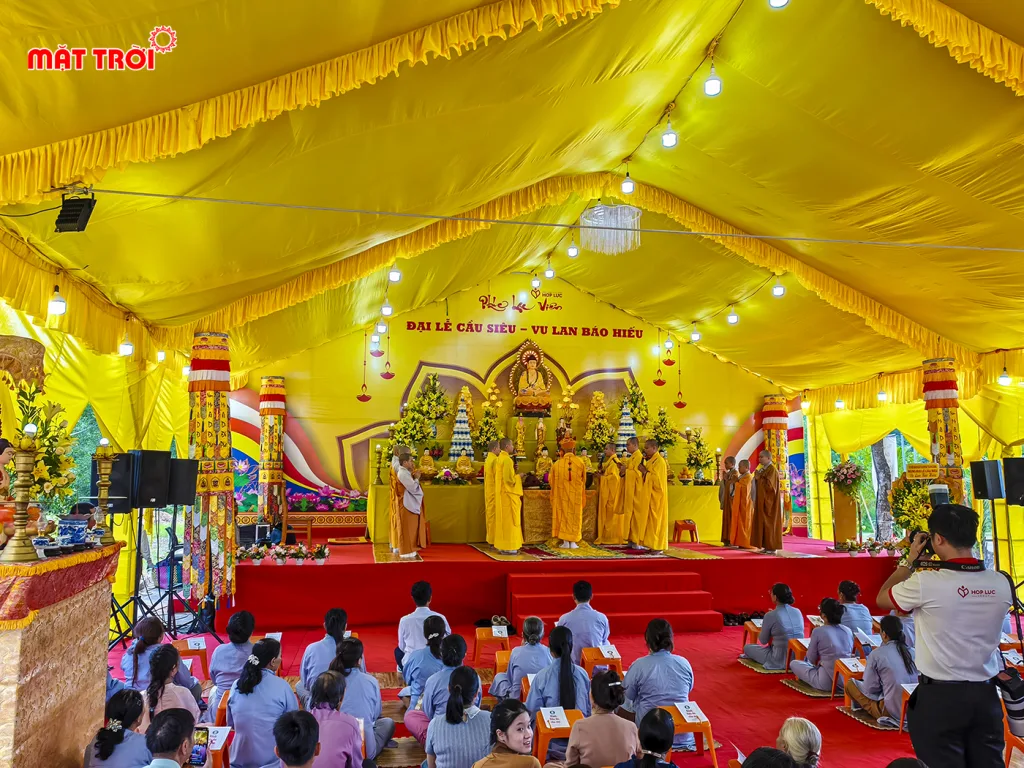 Buổi lễ diễn ra với không trí trang nghiêm