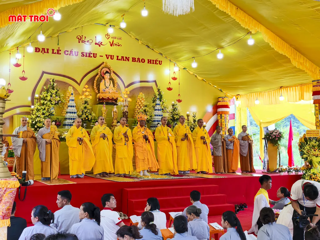 Quý thầy và tăng ni tham gia Đại lễ cầu siêu vu Lan báo hiếu tại Phúc Lạc Viên