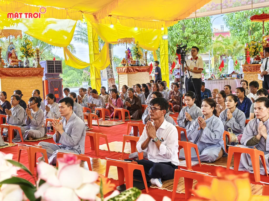 Các phật tử thành tâm cầu nguyện trong không khí trang nghiêm của buổi lễ