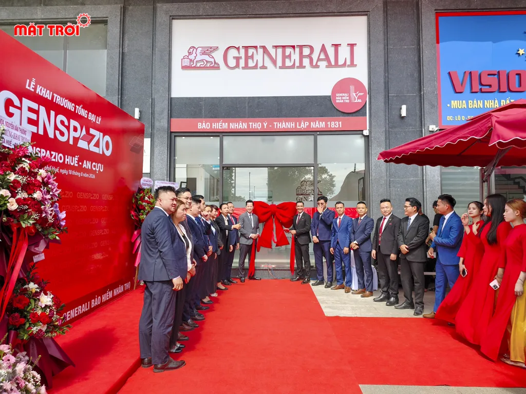 Đội ngũ nhân viên Generali Huế tại nghi thức kéo nơ khánh thành