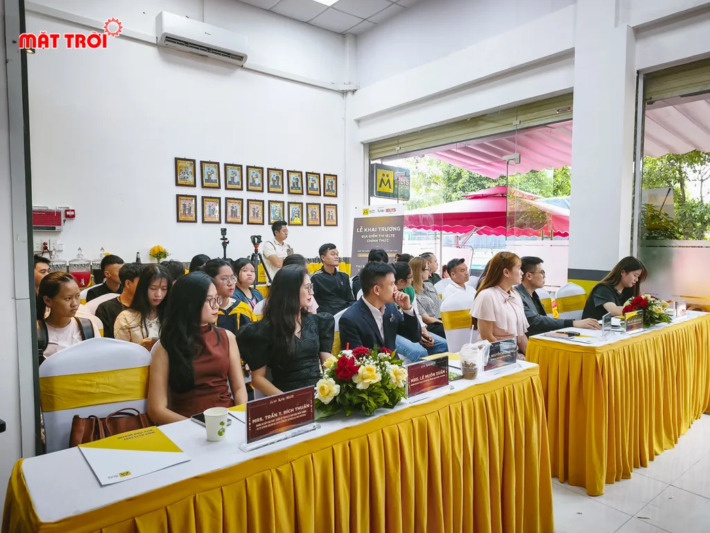 Khách mời cùng học biên tham dự Sự kiện khai trương điểm thi IELTS Mentor Huế