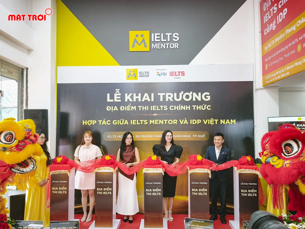 Đại diện IDP Việt Nam, IELTS Mentor cùng các đối tác tham dự lễ cắt băng khánh thành