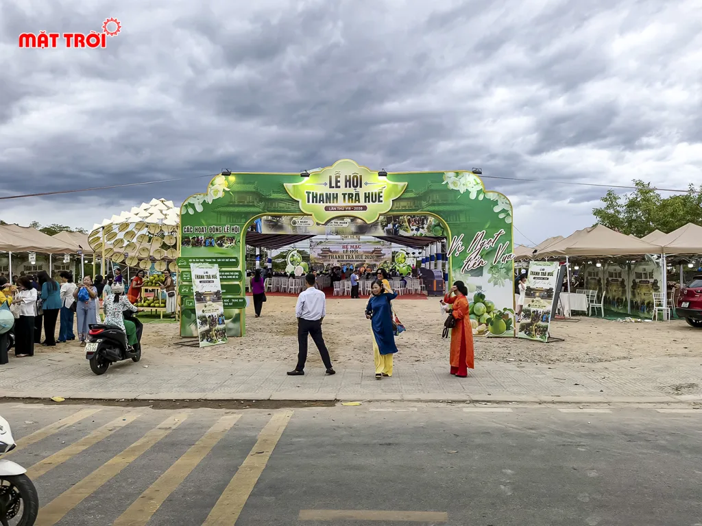 Cổng chào đi vào khu lễ hội
