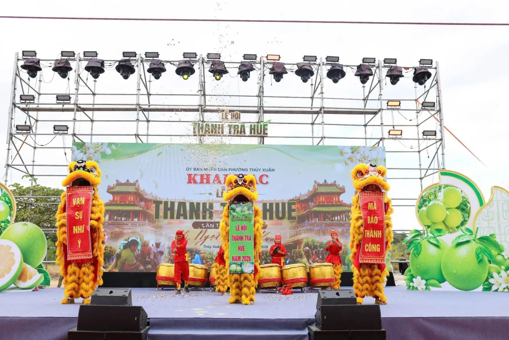 Tiết mục múa lân chào mừng lễ khai mạc tại lễ hội thanh trà Huế 2026