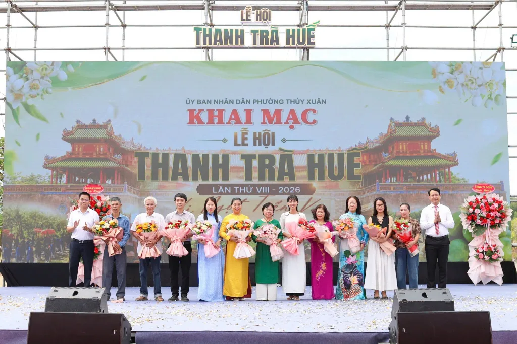 Ban tổ chức trao hoa cho các hộ kinh doanh tham dự lễ hội Thanh Trà Huế lần thứ VIII