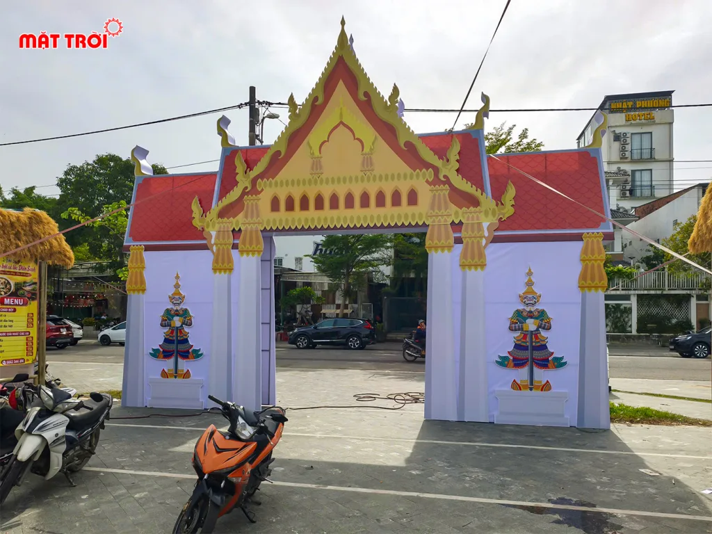 Cổng ẩm thực Thái Lan tại Huế kết hợp ốp nổi formex và khung sắt căng bạt